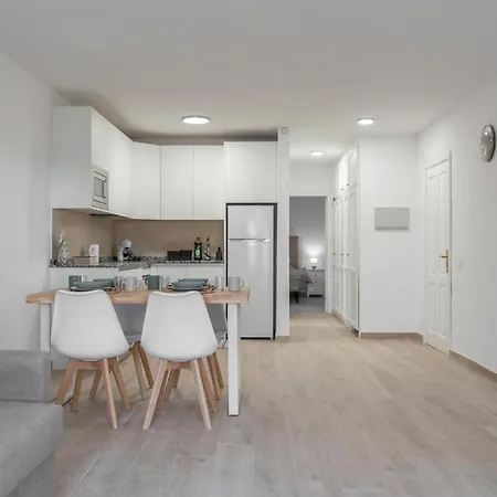 Atlantic Breeze, Bright Big Terrace, Pool, Wifi Apartment